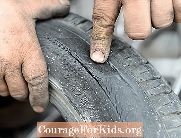 Nguy hiểm như thế nào khi lái xe xung quanh bằng lốp xe cũ?